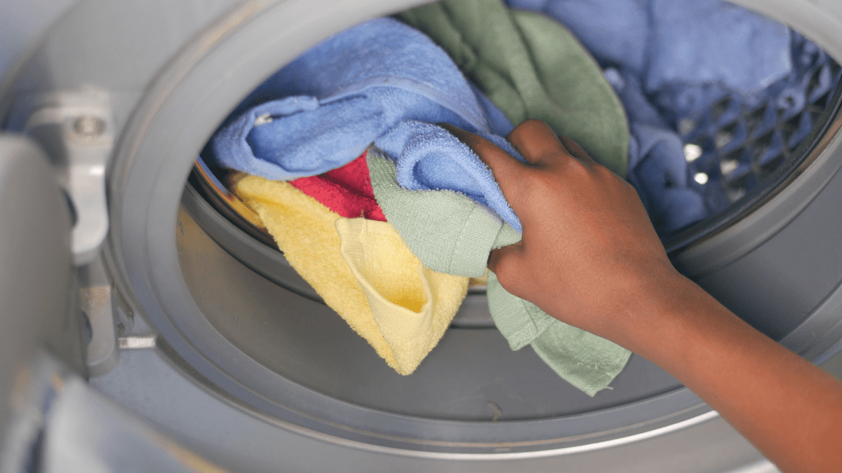 Persona cargando la lavadora.