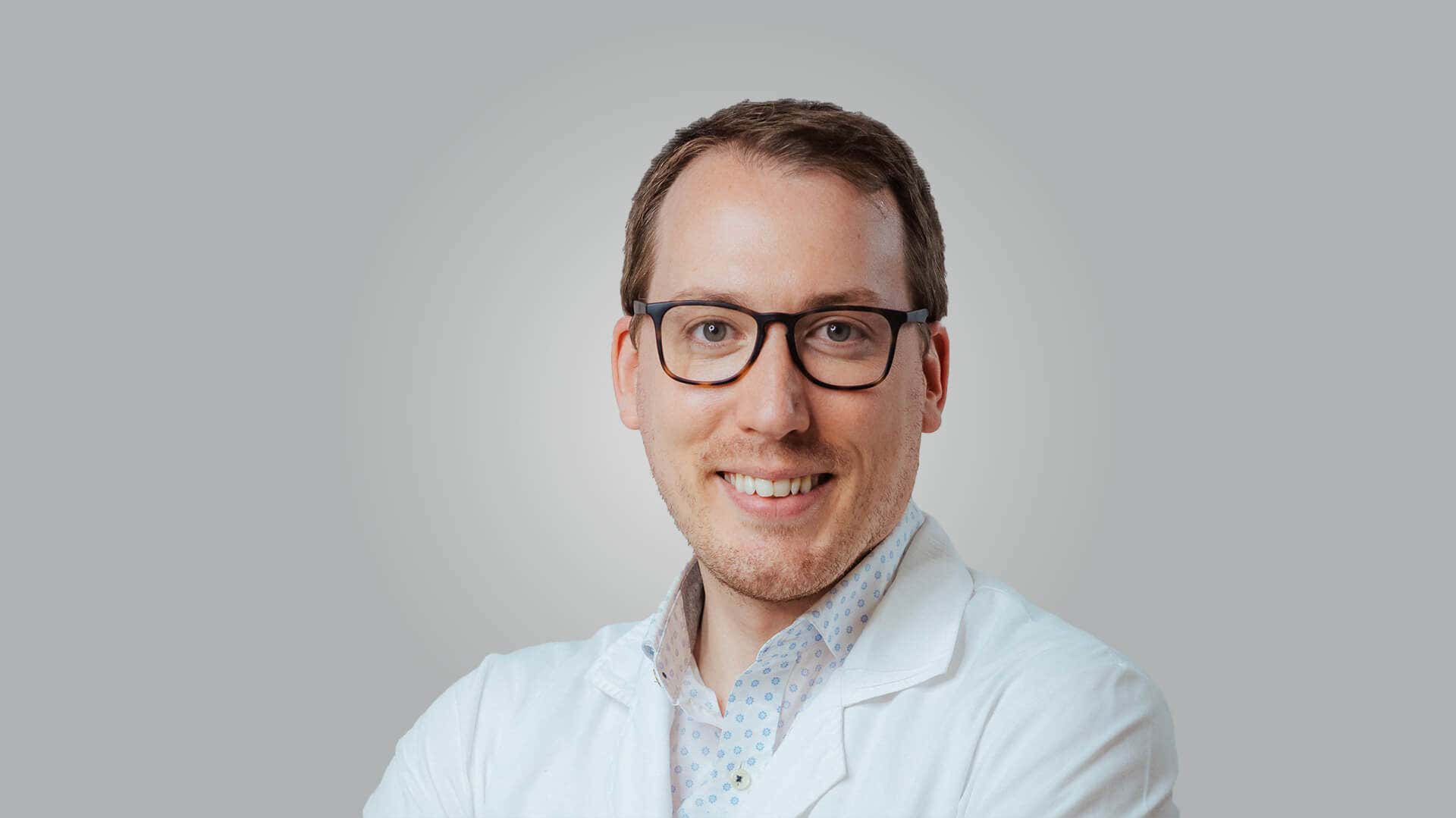 Dr Alejandro Mazarro.