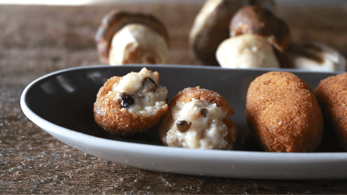 plato de croquetas de hongos