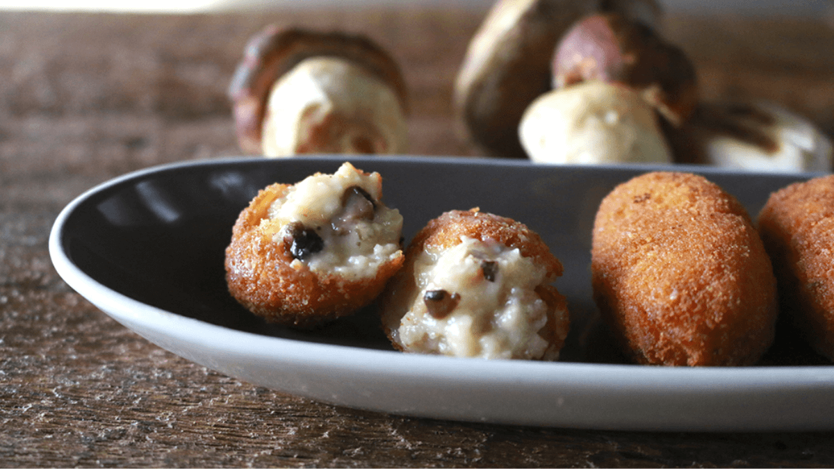 plato de croquetas de hongos