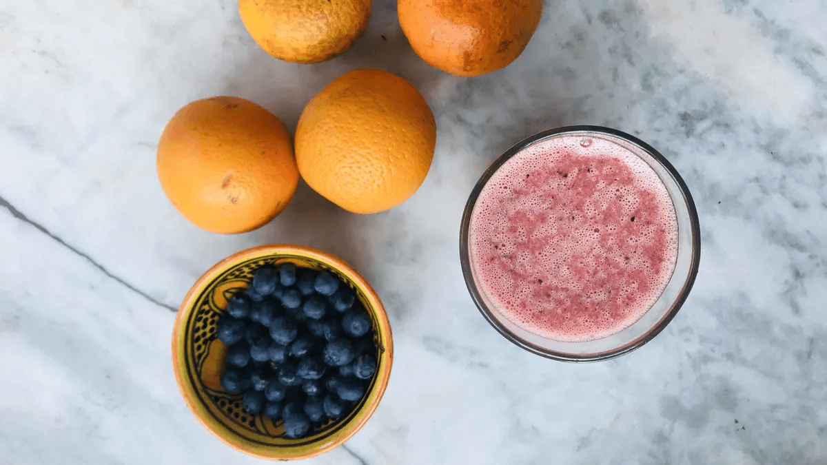 Jugo de arándanos y naranja.