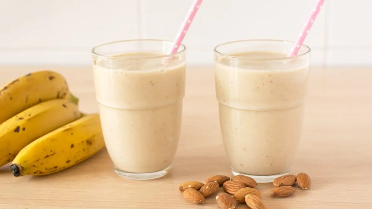 Två glas banansmoothie med mandel.