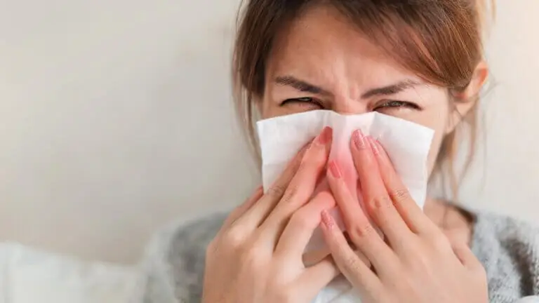 10 causas de los mocos con sangre y cuándo acudir al médico