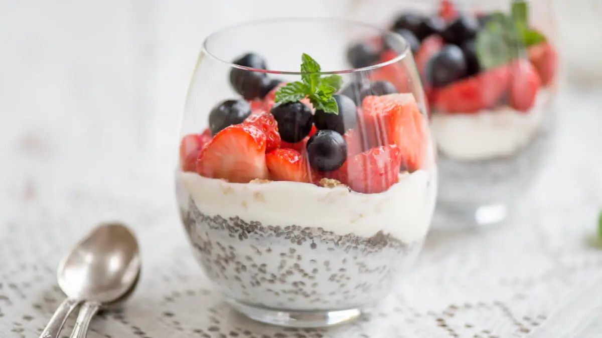Kokos, chia och fruktpudding.