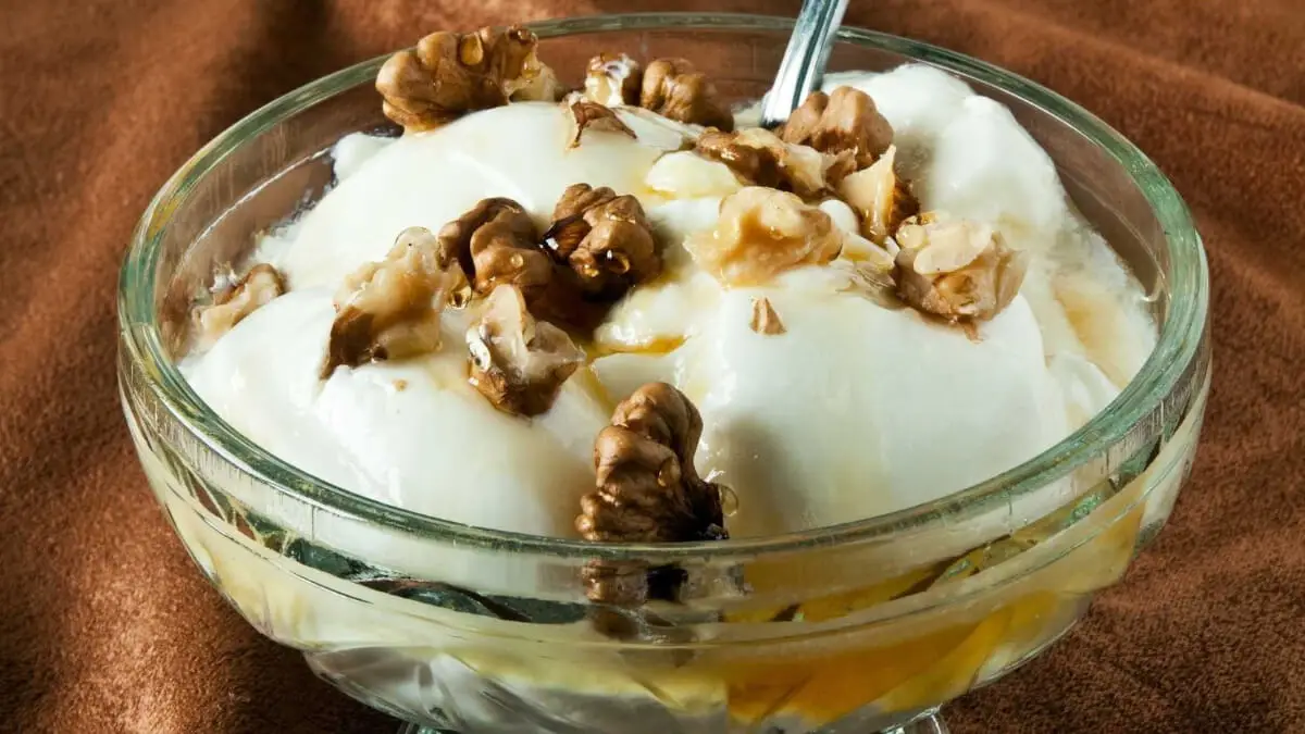 Grekisk yoghurt med honung och valnötter är ett av många snabba hälsosamma och mättande mellanmål
