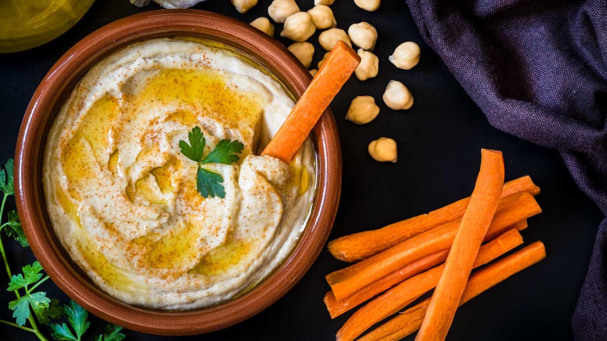 Hyviä välipaloja: hummus.