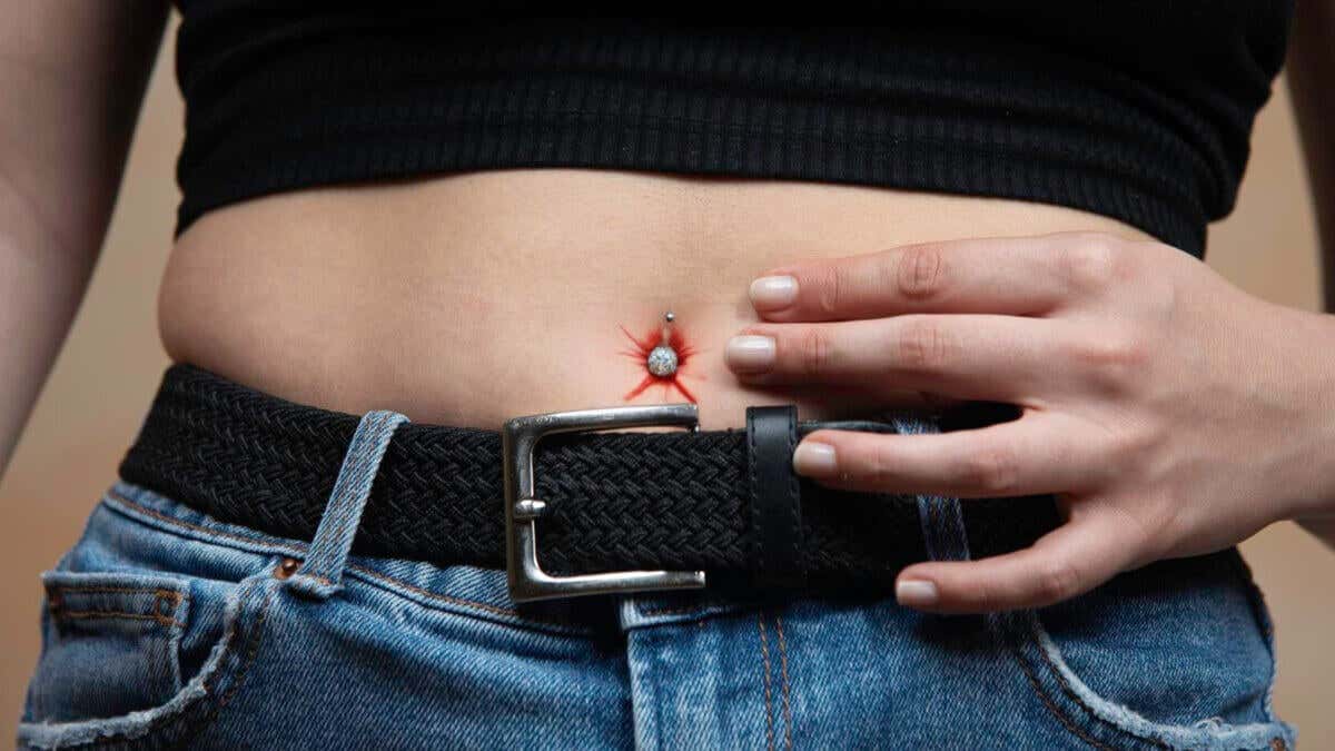 Piercing del ombligo infectado: cómo identificarlo y cómo curarlo
