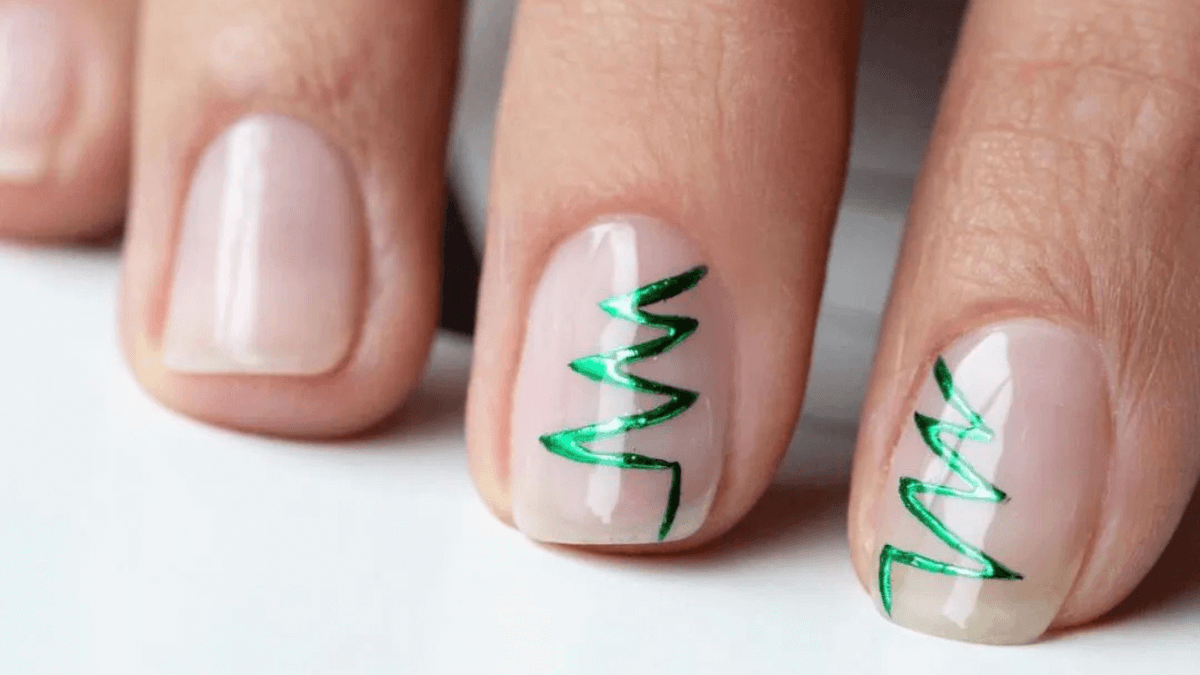 Unhas curtas com desenho de árvore de Natal.
