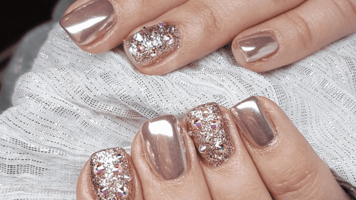 Uñas rosa oro con efecto espejo.