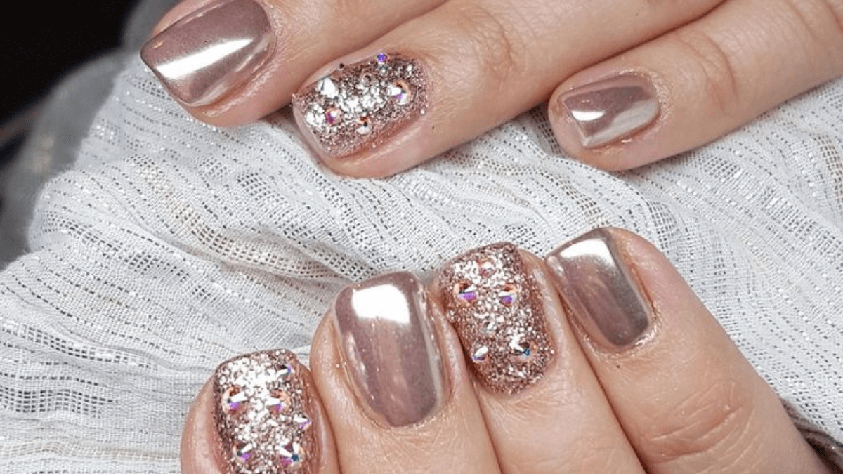 Uñas rosa oro con efecto espejo.