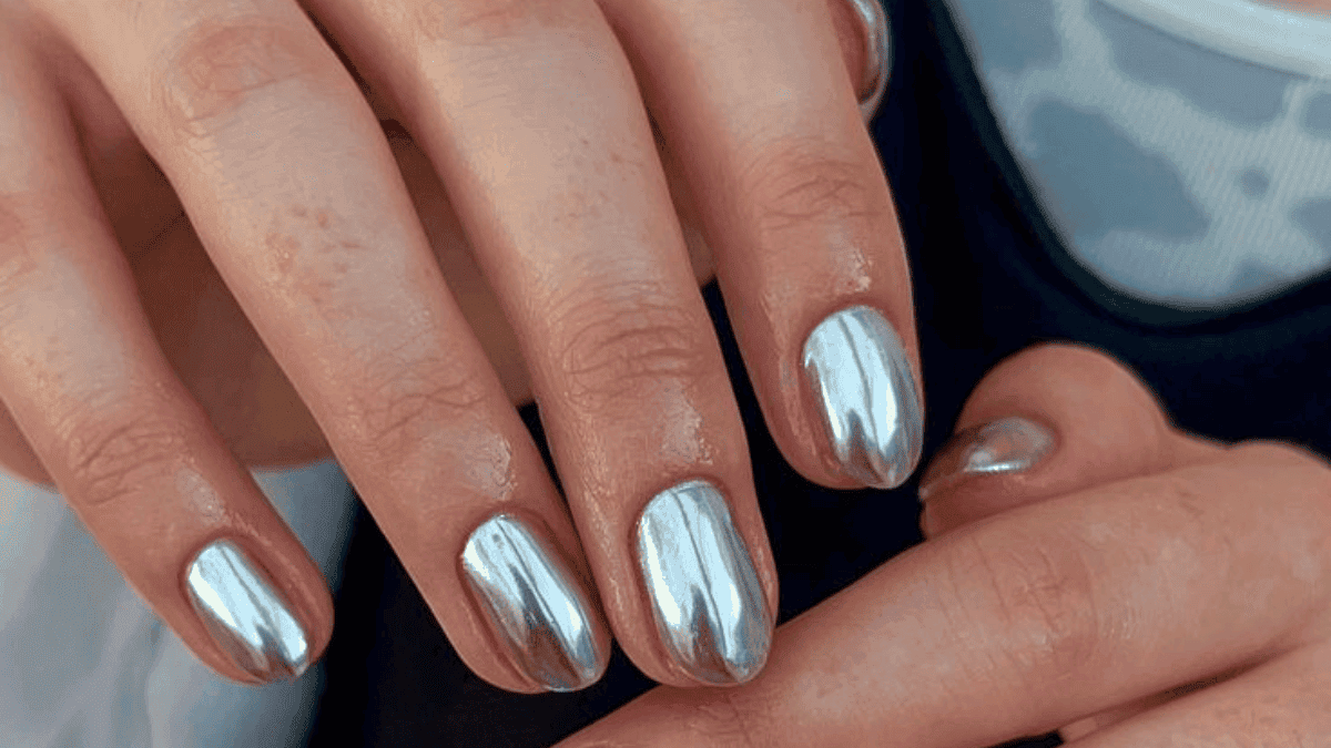 Uñas pintadas con efecto espejo en plateado.