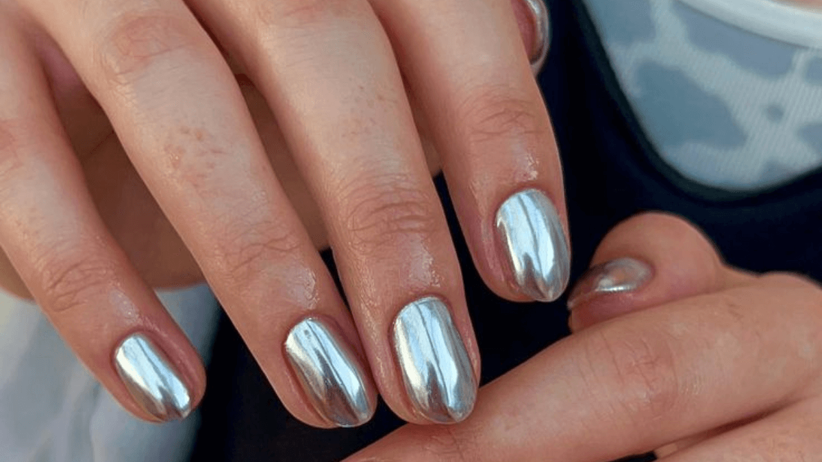 Uñas pintadas con efecto espejo en plateado.