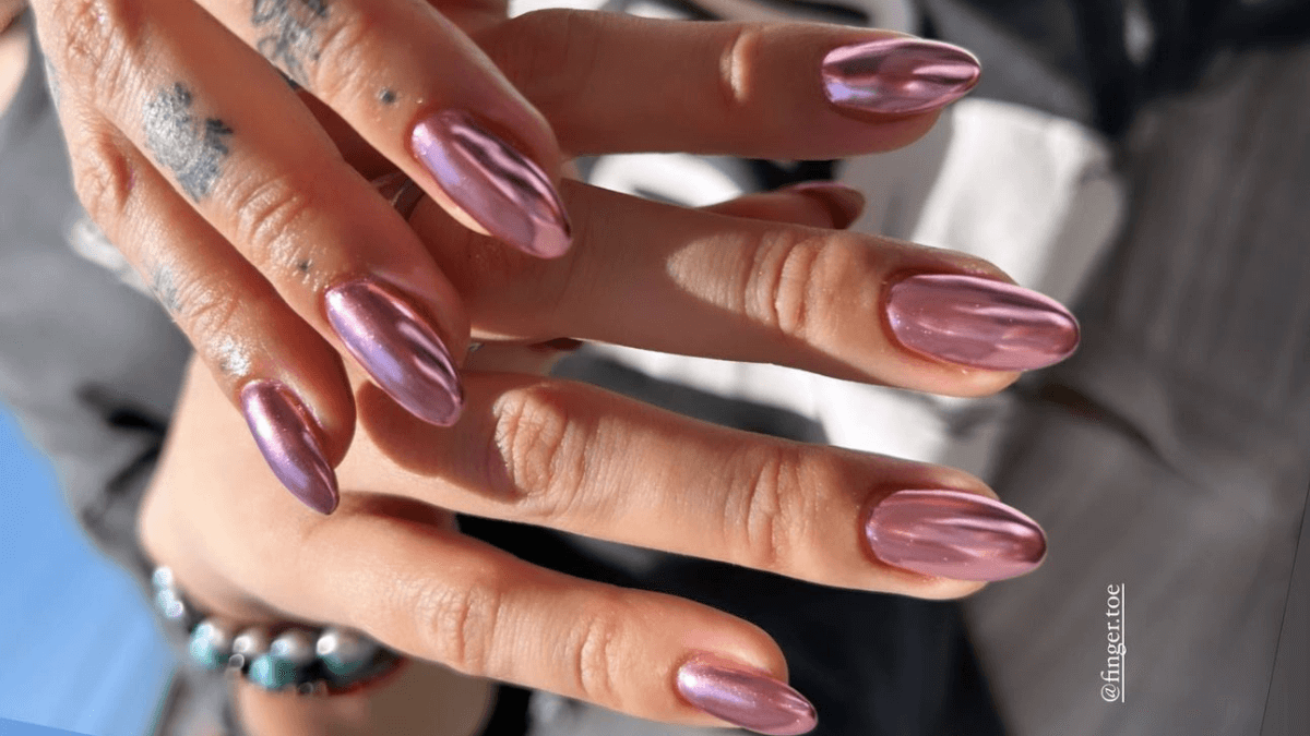 Uñas rosa con efecto espejo.