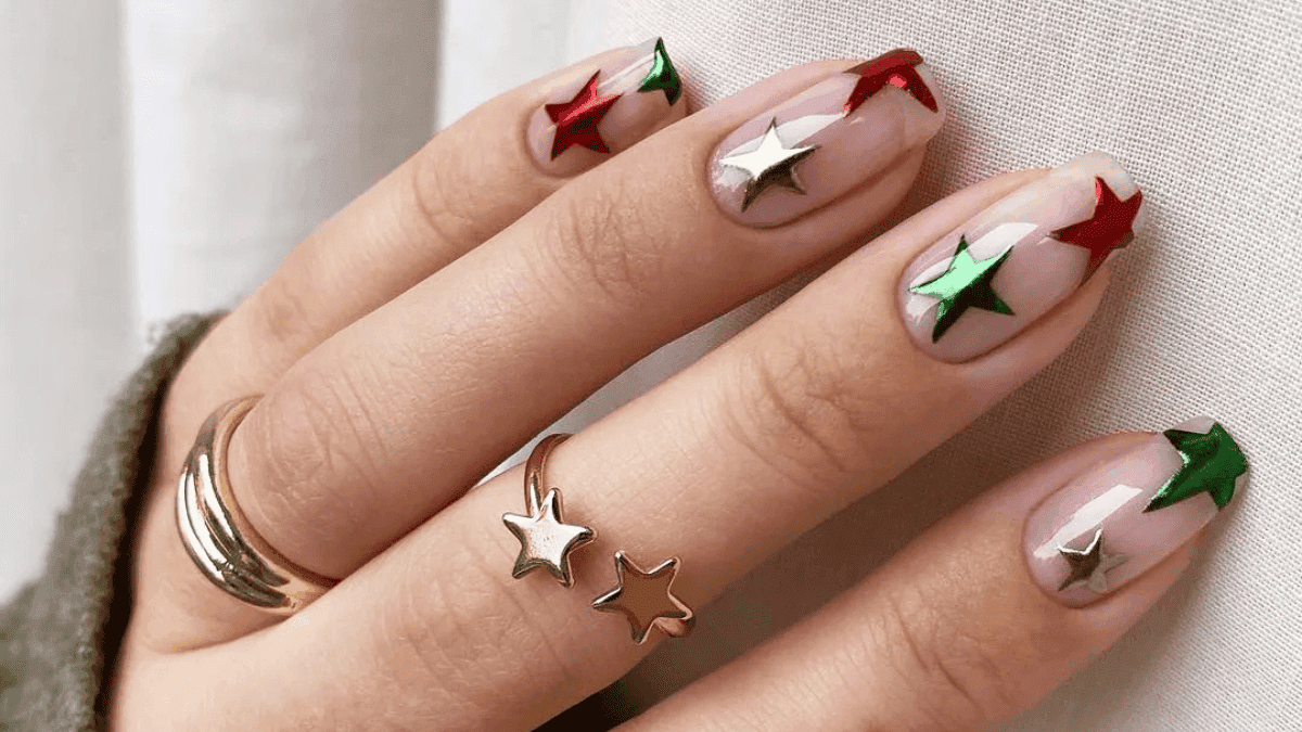 Uñas con diseño de estrellas.