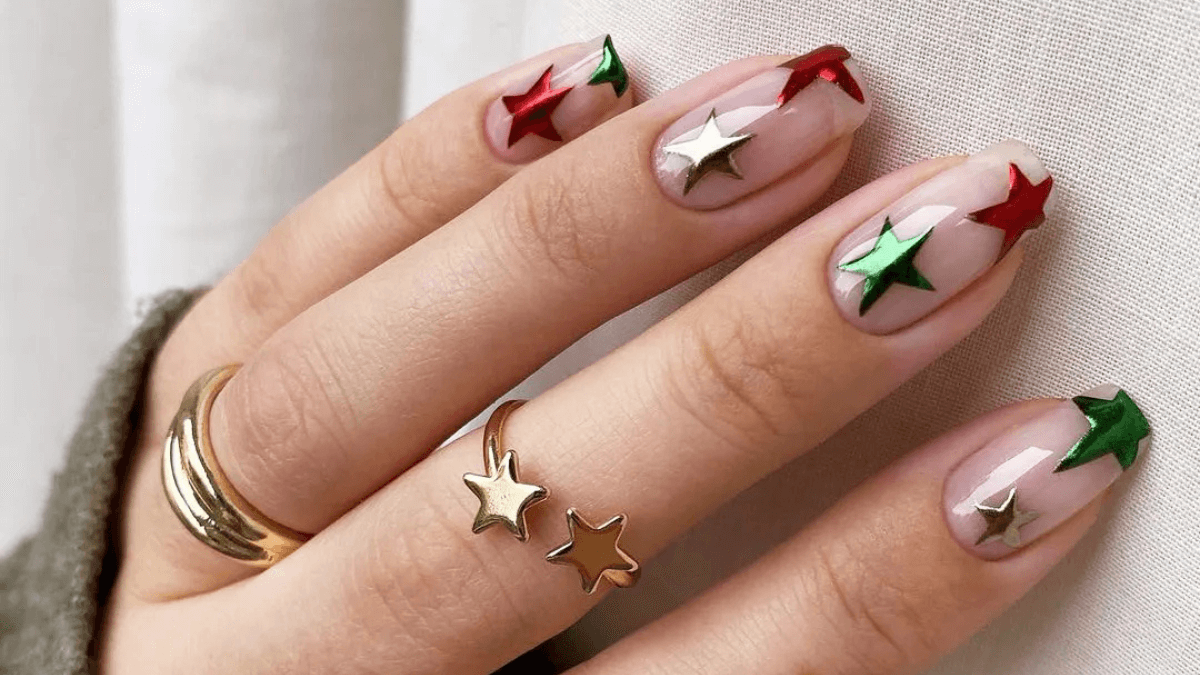 Unhas com desenho de estrela.