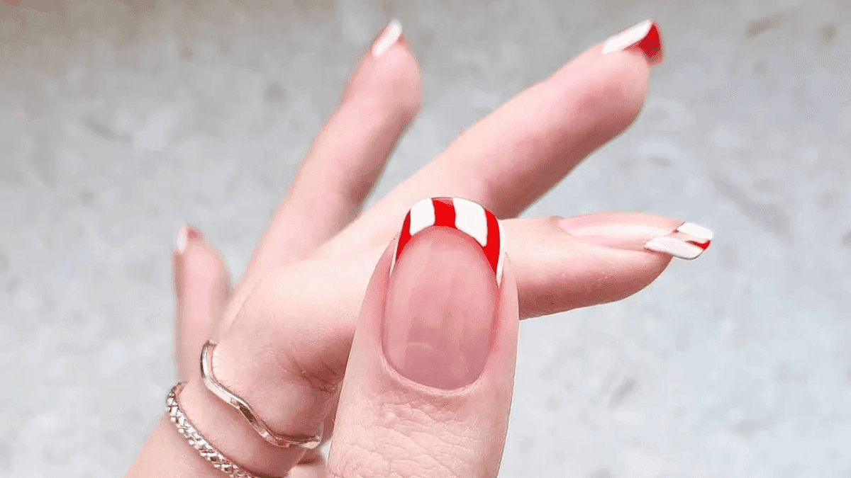 Uñas con manicura francesa.