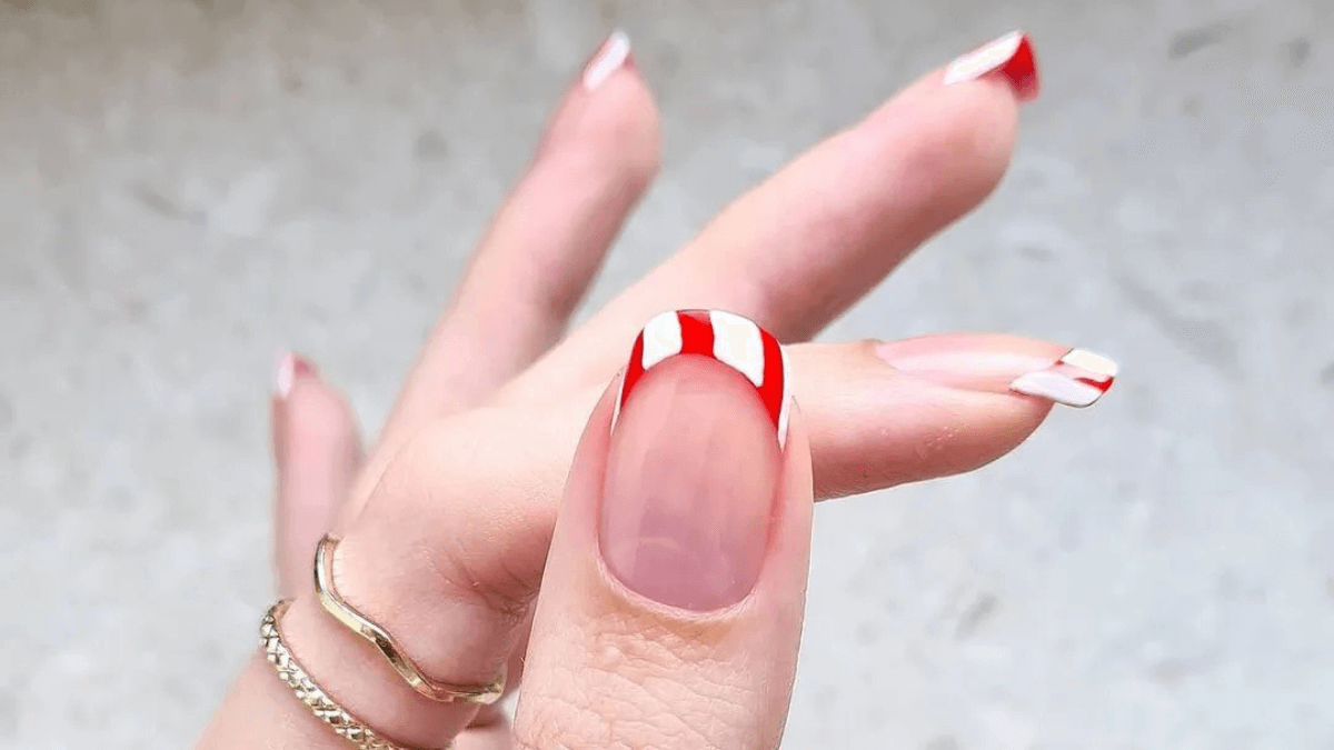 Unhas com manicure francesa.