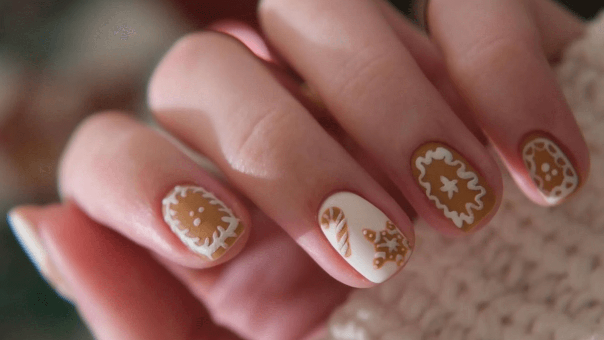 Unhas com desenhos de biscoitos de gengibre.