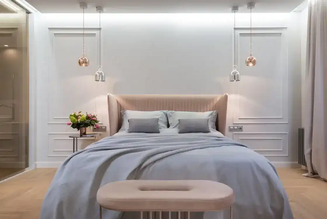 habitación sin ventanas con lámparas