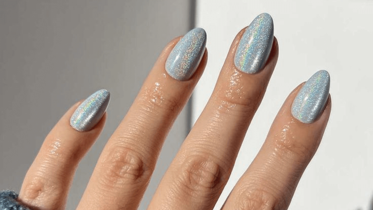 Uñas pintadas con tonos metalizados.