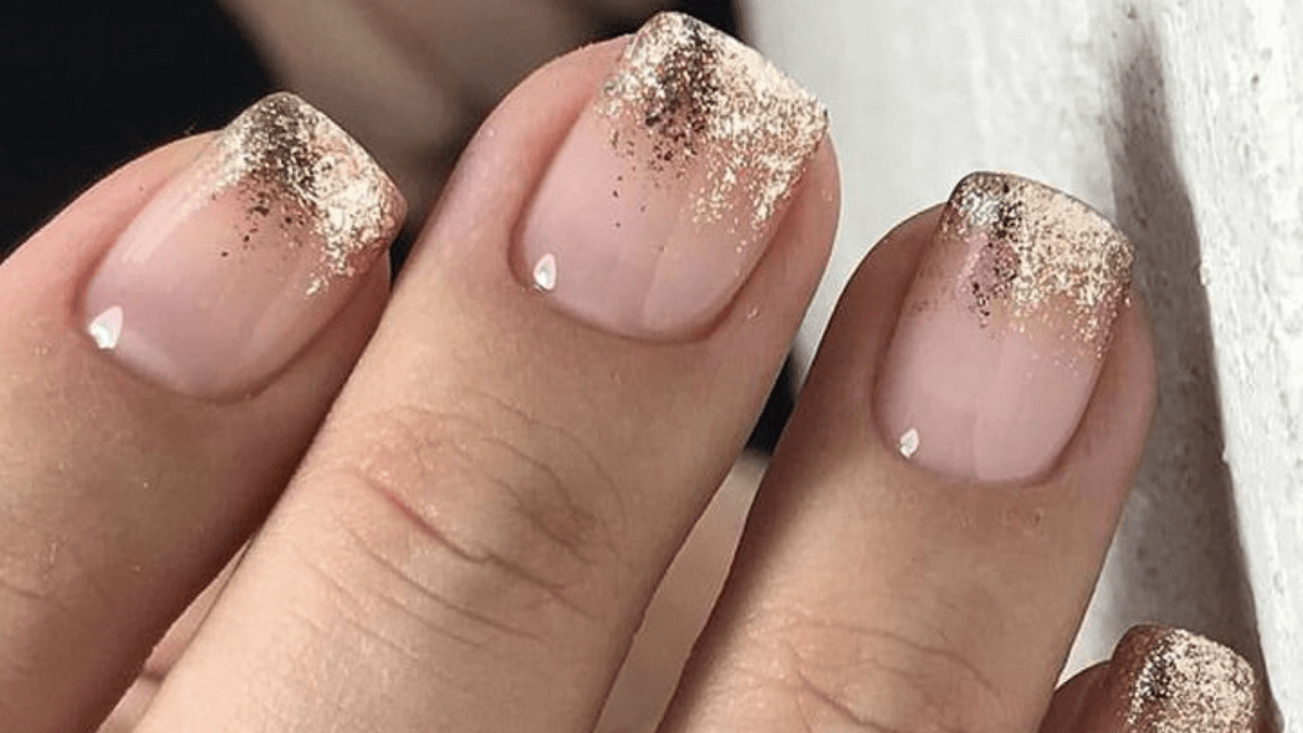 Uñas con brillantina.