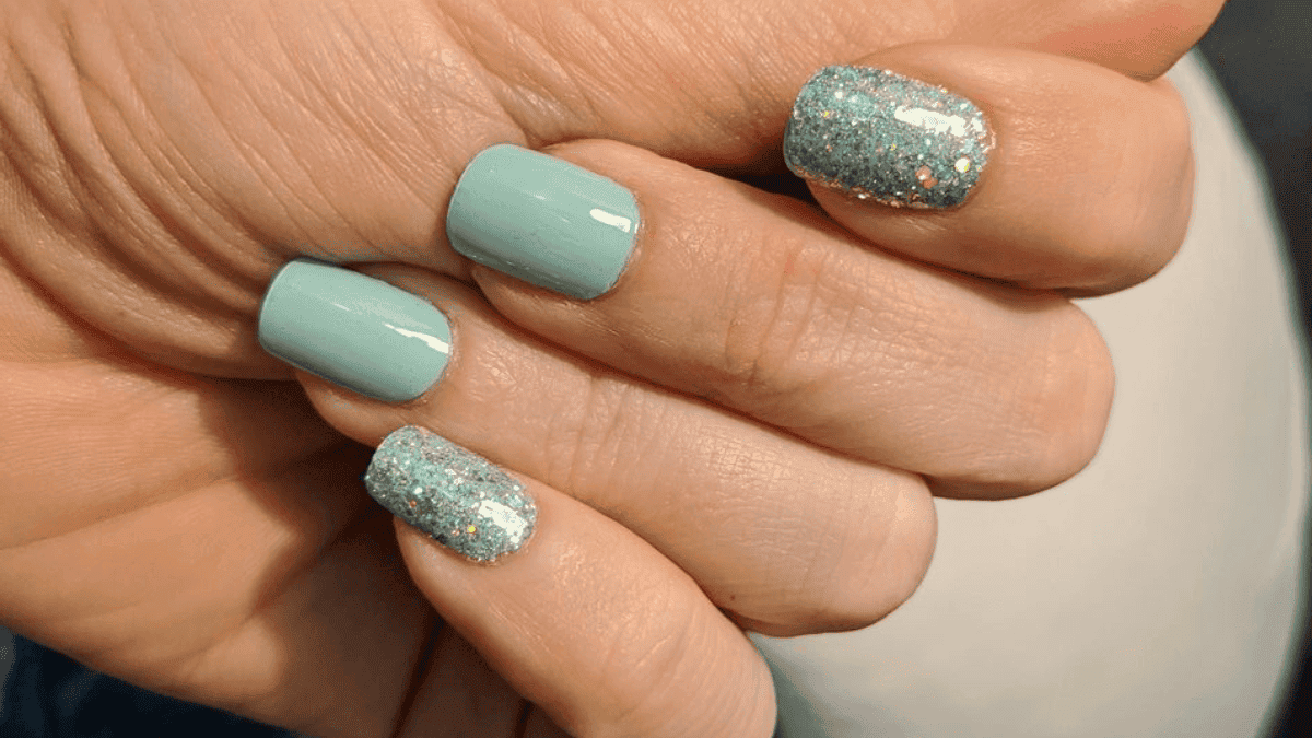 Uñas pintadas de verde menta.