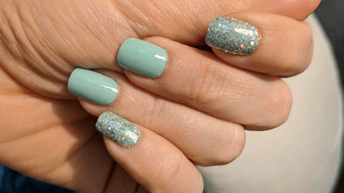 Unhas pintadas de verde menta.