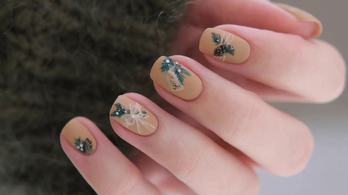 Unhas curtas com desenhos alusivos ao Natal.