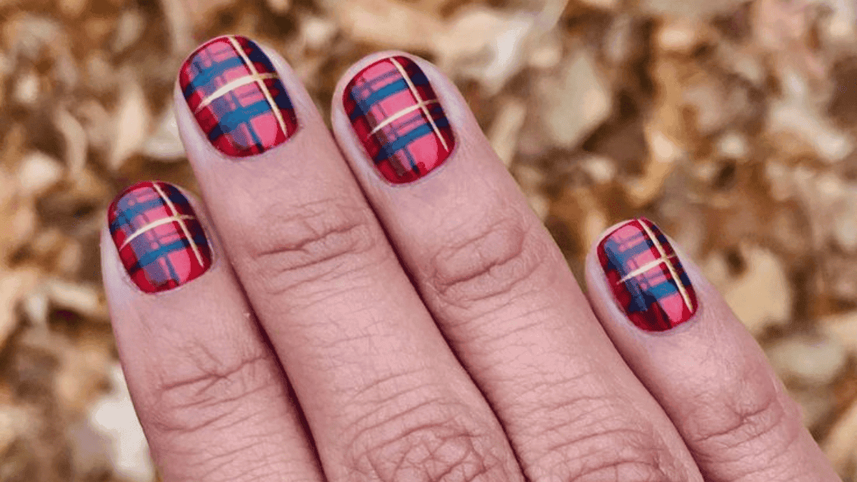 Uñas con diseño escocés.