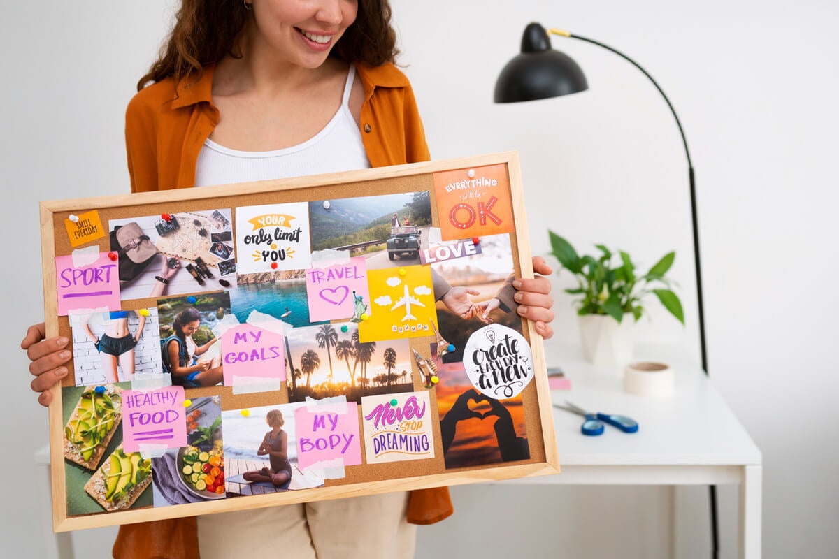 Cómo hacer un vision board para manifestar tus sueños en 2025 Mejor