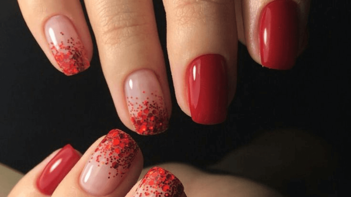 Unhas brilhantes.