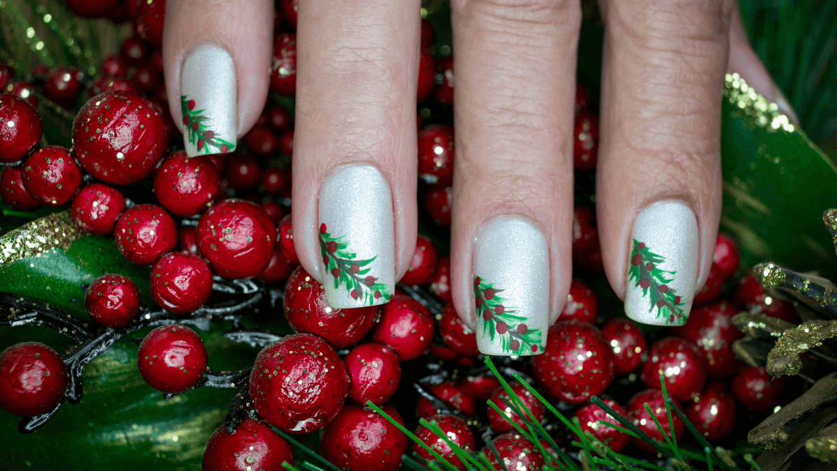 Unhas quadradas com desenhos de Natal.
