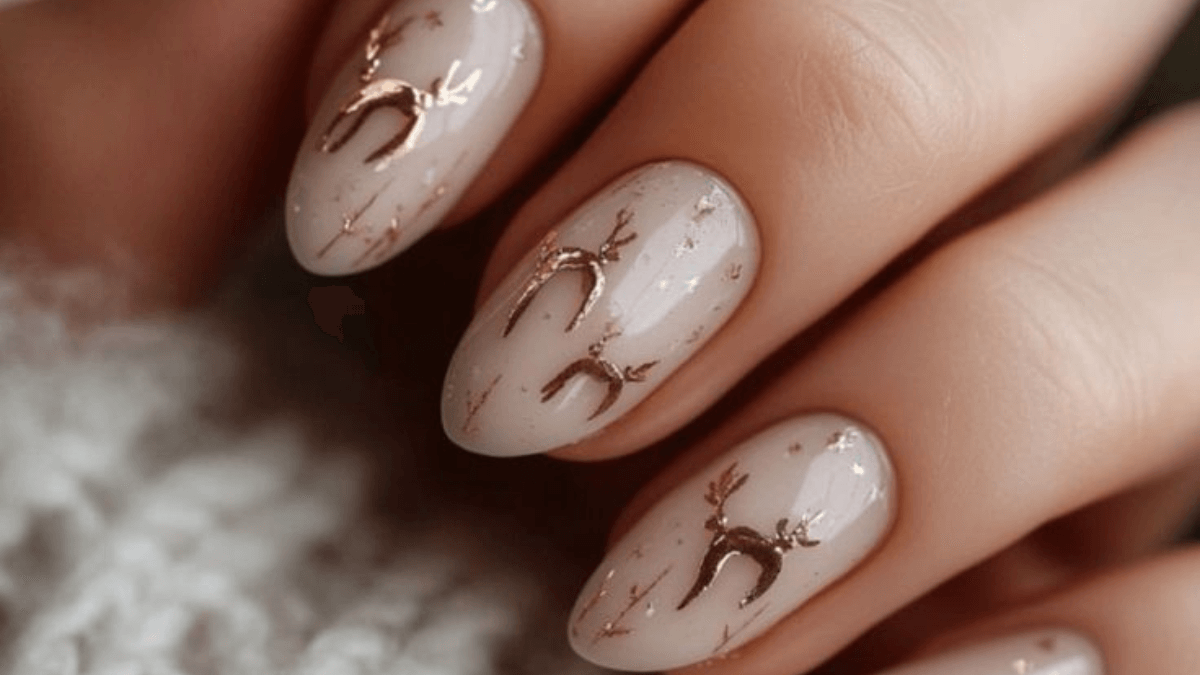Unhas com detalhes de renas.