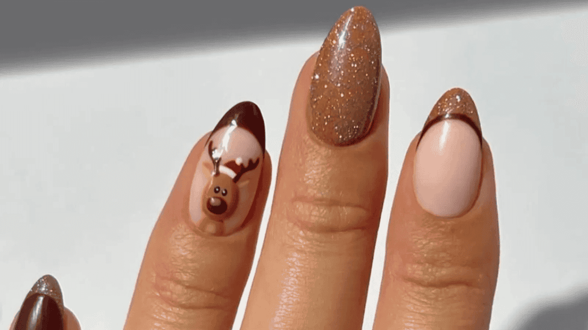 Uñas marrones con Rodolfo el reno.