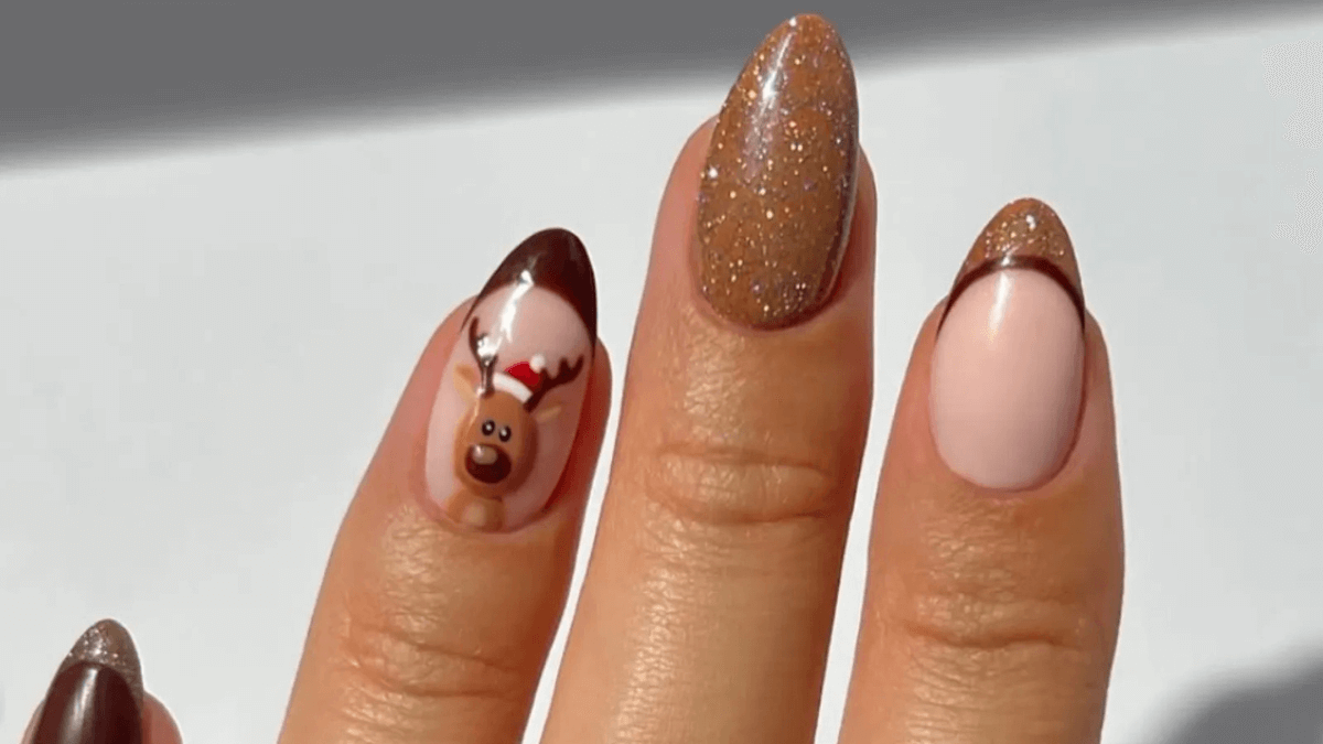Uñas marrones con Rodolfo el reno.