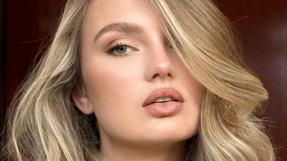 Mujer con tono de cabello rubio arena.