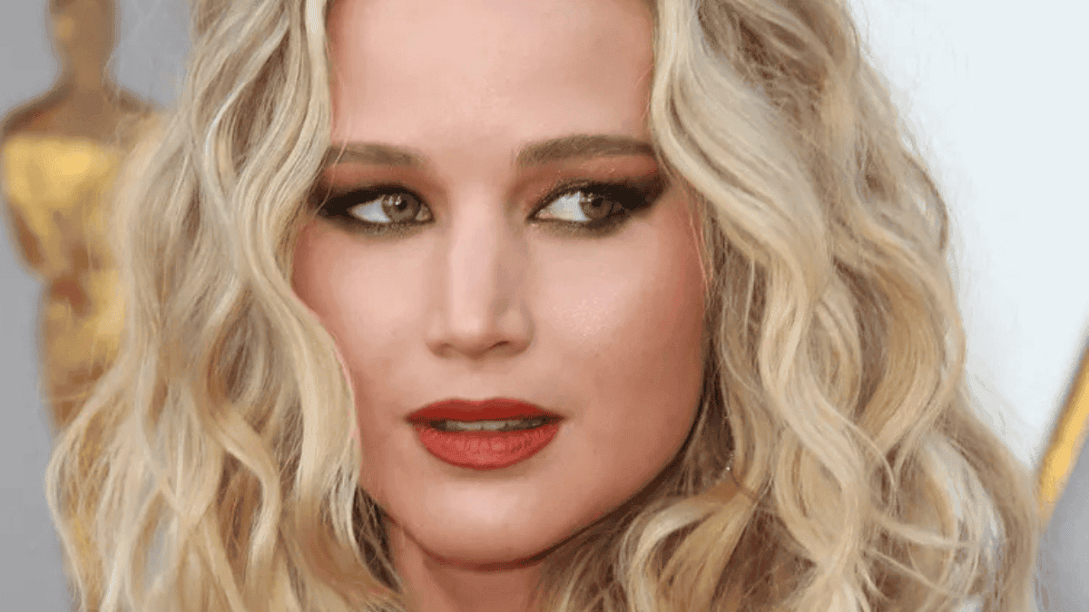 Jennifer Lawrence con melena en tono rubio mantequilla.