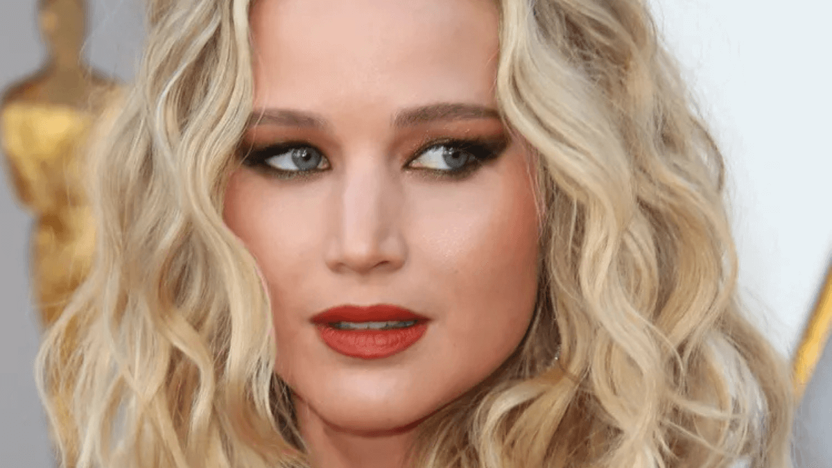 Jennifer Lawrence con melena en tono rubio mantequilla.