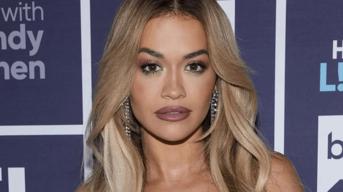 Rita Ora con cabello rubio caramelo.