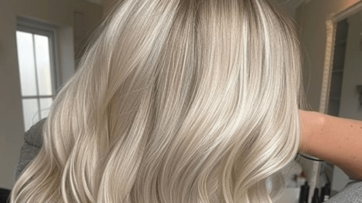 Cabelo loiro champanhe.