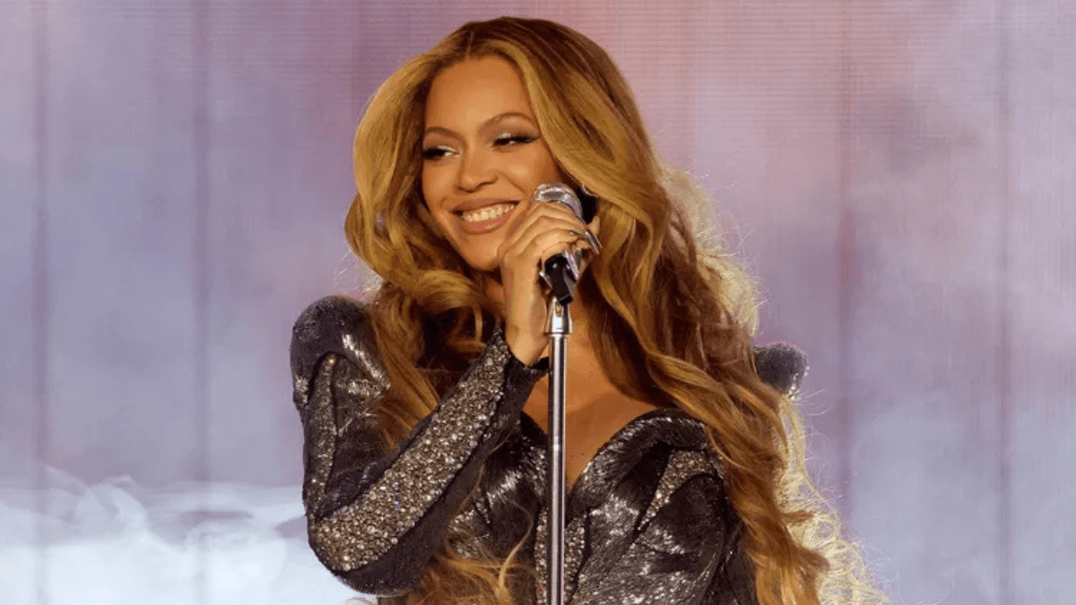 Beyoncé con tono de cabello rubio chantilly.