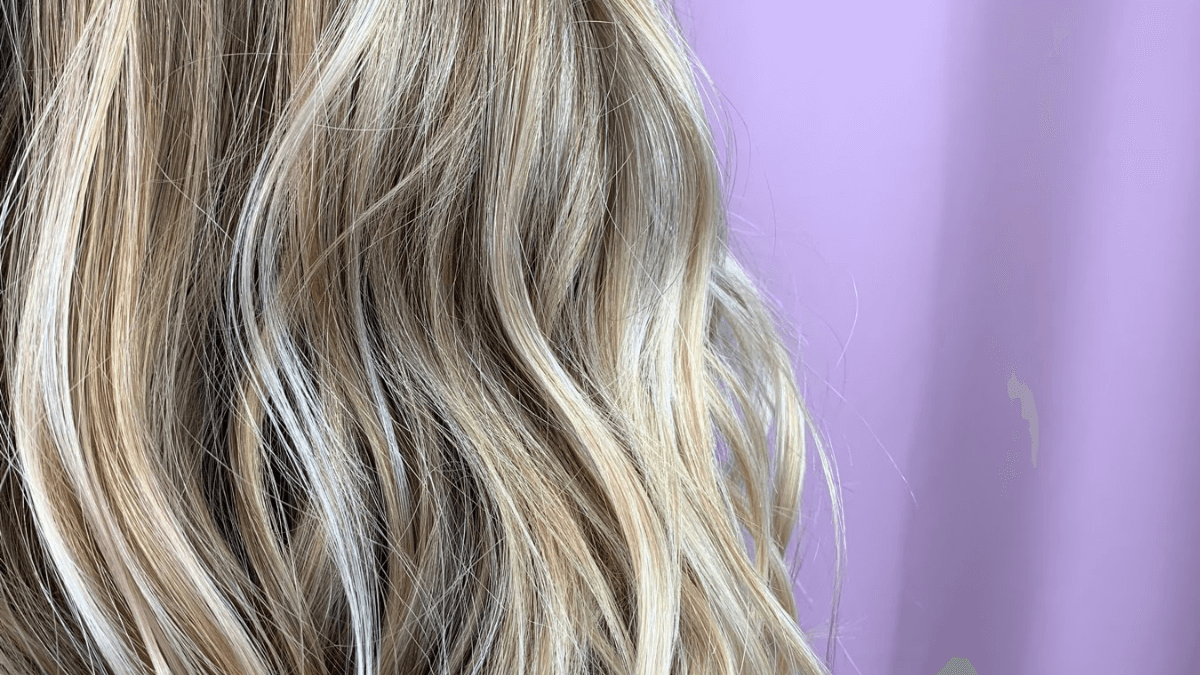 Cabello rubio con mechas.