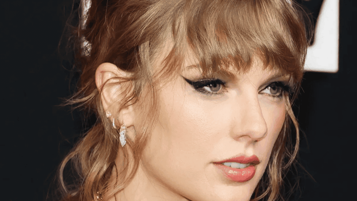 Taylor Swift con tono de cabello dirty bronde.