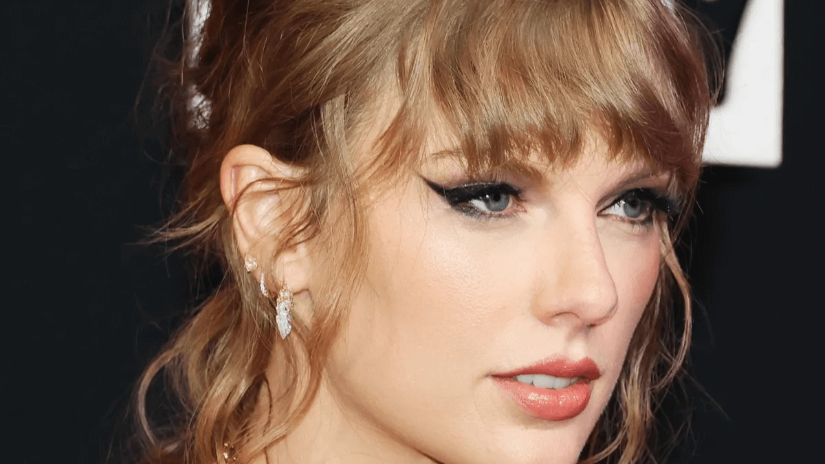 Taylor Swift con tono de cabello dirty bronde.