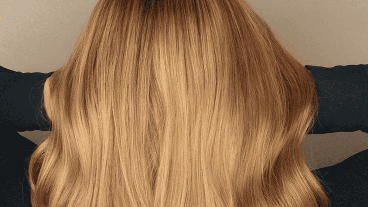 Cabello con tono rubio dorado miel.