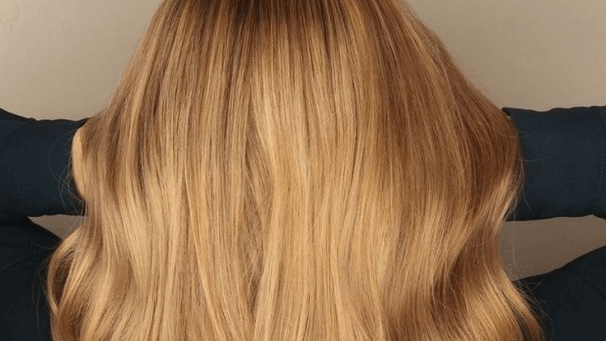 Cabello con tono rubio dorado miel.