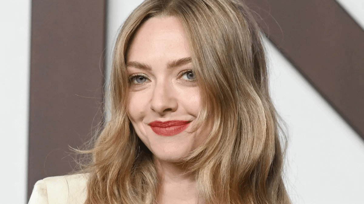 Amanda Seyfried con tono de cabello golden sombré.
