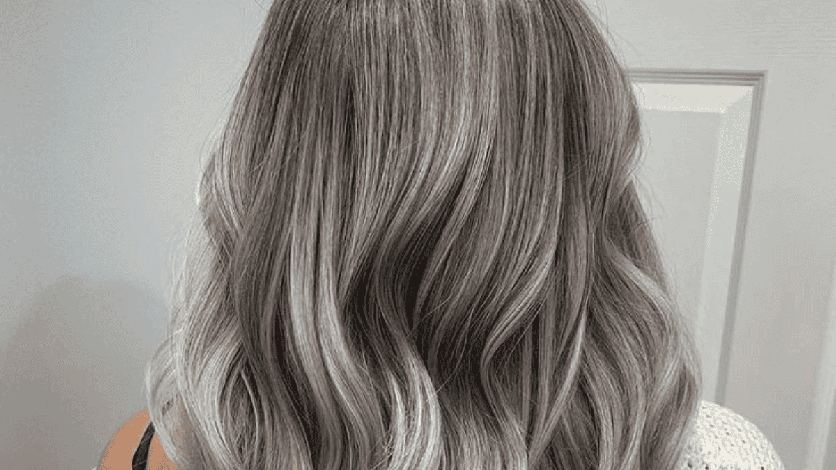 Cabello en tono greige.