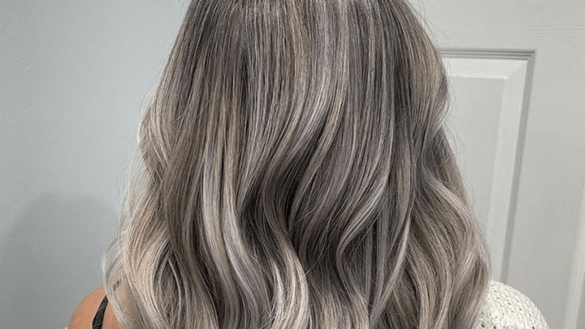 Cabello en tono greige.