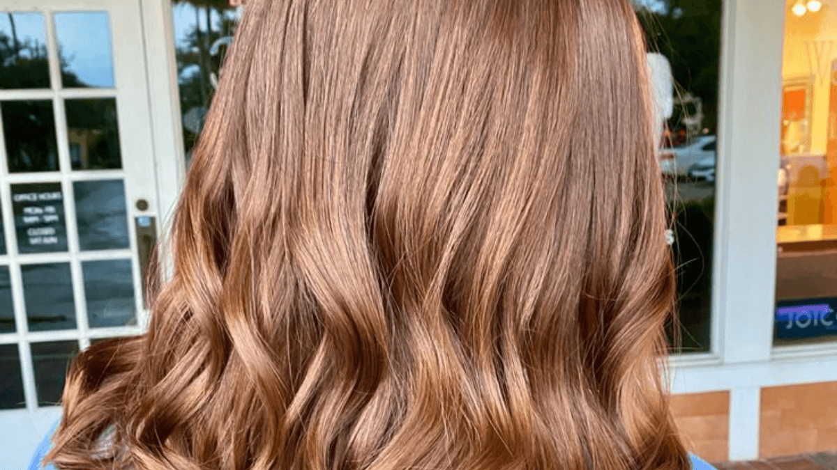 Tom de cabelo loiro mocha.